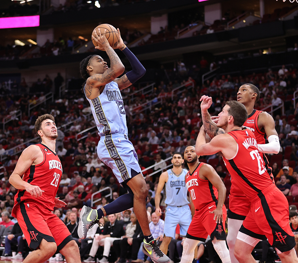 Ja Morant (#12) of the Memphis Grizzlies shoots in the game against the Houston Rockets at Toyota Center in Houston, Texas on October 21, 2022. /CFP