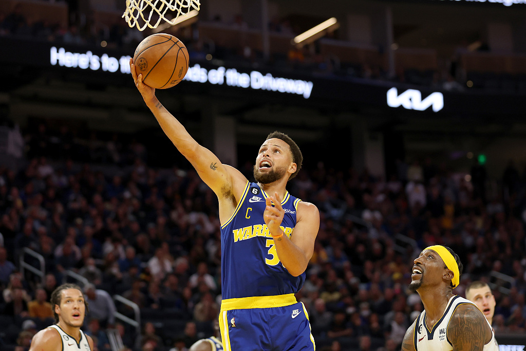 Stephen Curry (C) of the Golden State Warriors drives toward the rim in the game against the Denver Nuggets at Chase Center in San Francisco, California, October 21, 2022. /CFP