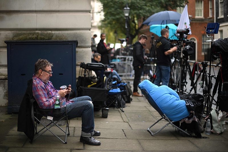 Journalists wait outside 10 Downing Street in central London, October 21, 2022. /CFP