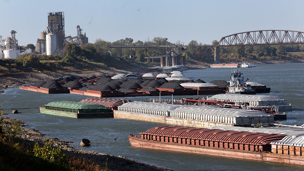 Barges are tied up along the bank of the Ohio River at the confluence of the Mississippi River in Cairo, Illinois, U.S., October 17, 2022. /CFP
