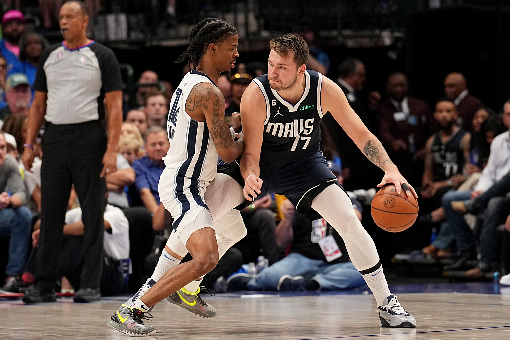 Luka Doncic (R) of the Dallas Mavericks posts up facing Ja Morant of the Memphis Grizzlies in the game at American Airlines Center in Dallas, Texas, October 22, 2022. /CFP