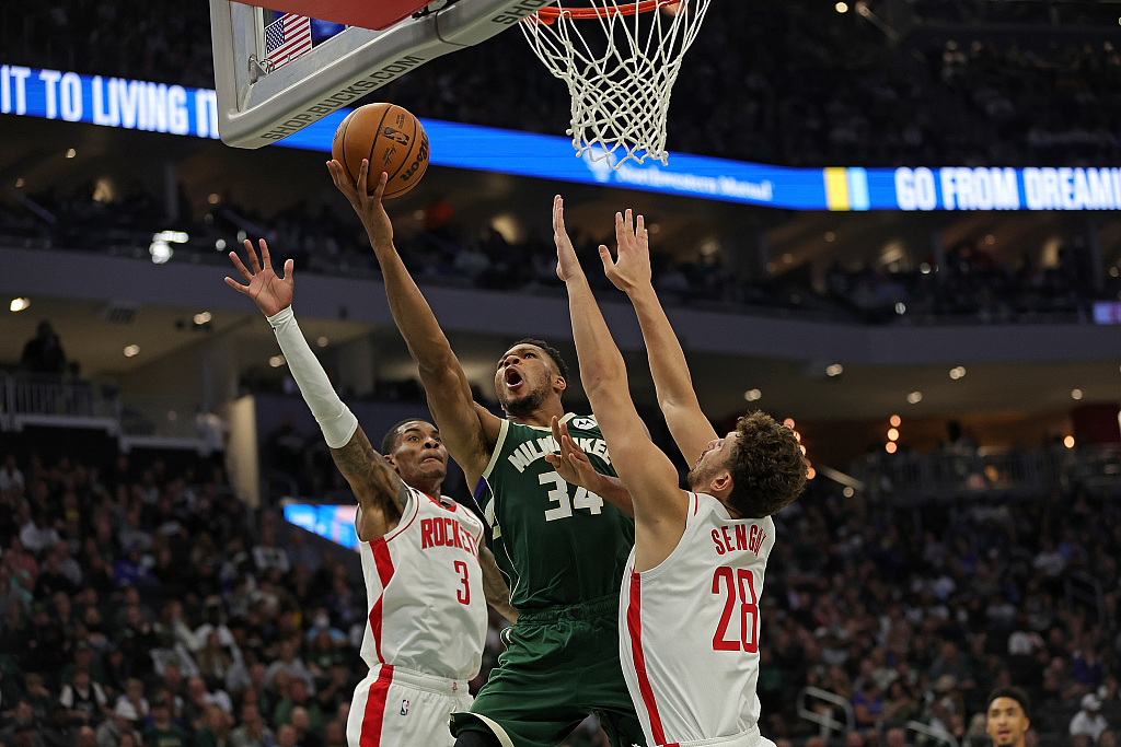 Giannis Antetokounmpo (#34) of the Milwaukee Bucks drives toward the rim in the game against the Houston Rockets at Fiserv Forum in Milwaukee, Wisconsin, October 22, 2022. /CFP