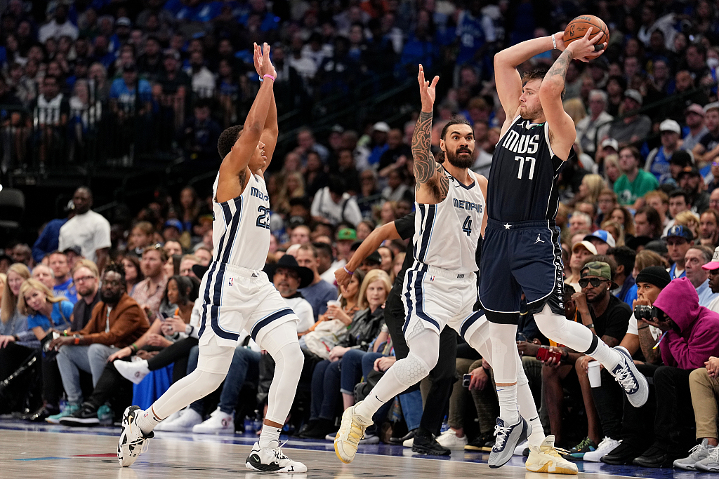 Luka Doncic (#77) of the Dallas Mavericks passes in the game against the Memphis Grizzlies at American Airlines Center in Dallas, Texas, October 22, 2022. /CFP
