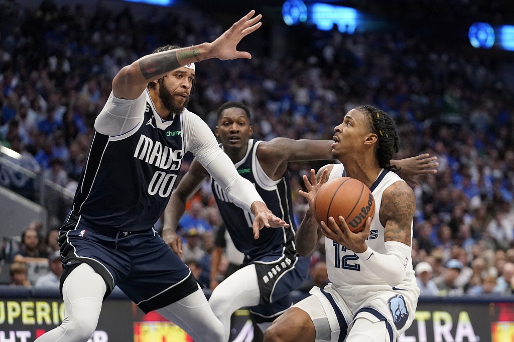 Ja Morant (R) of the Memphis Grizzlies drives toward the rim in the game against the Dallas Mavericks at American Airlines Center in Dallas, Texas, October 22, 2022. /CFP
