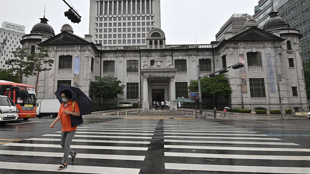 A woman crosses the road in front of the Bank of Korea in Seoul, South Korea, July 23, 2020. /CFP