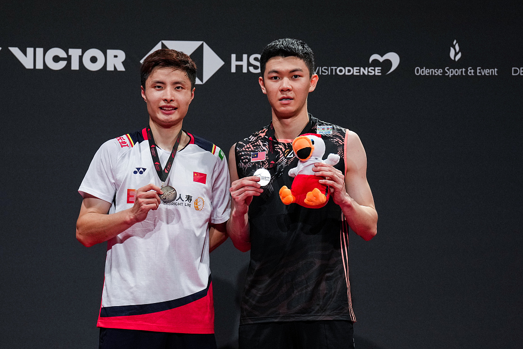 Gold medalist Shi Yuqi (L) of China and silver medalist Lee Zii Jia of Malaysia pose on the podium after the men's badminton singles final at the Denmark Open in Odense, Denmark, October 23, 2022. /CFP
