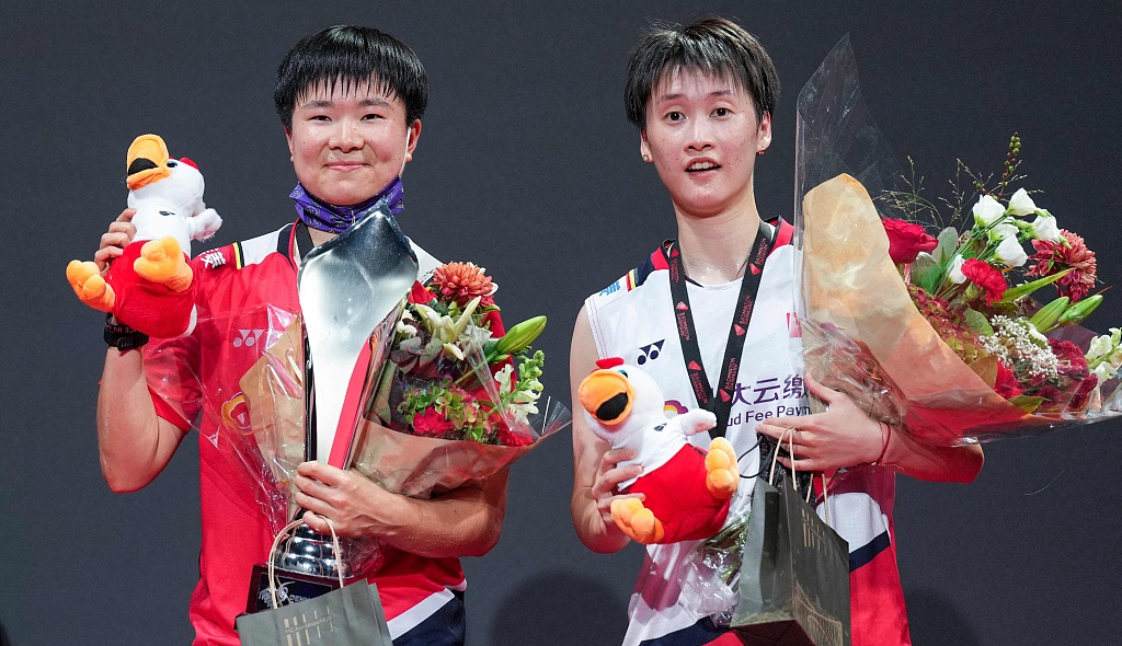 Winner He Bingjiao(L) and second-placed Chen Yufei pose at the award ceremony after the women's singles final at the Denmark Open in Odense, October 23, 2022. /CFP