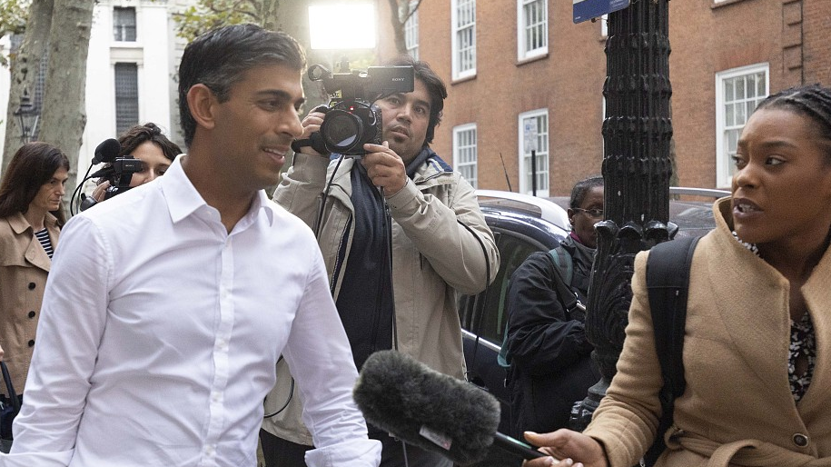 Rishi Sunak leaves his campaign office in London, UK, October 23, 2022. /CFP