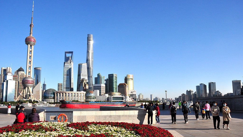 People walk at the Bund in Shanghai, China, October 23, 2022. /CFP