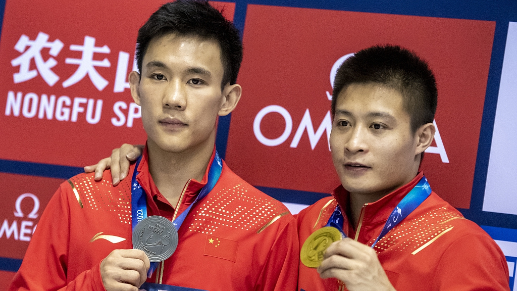 China's Yang Jian (R) and Yang Hao display their medals at the award ceremony after the men's 10m final at the FINA Diving World Cup in Berlin, Germany, October 23, 2022. /CFP
