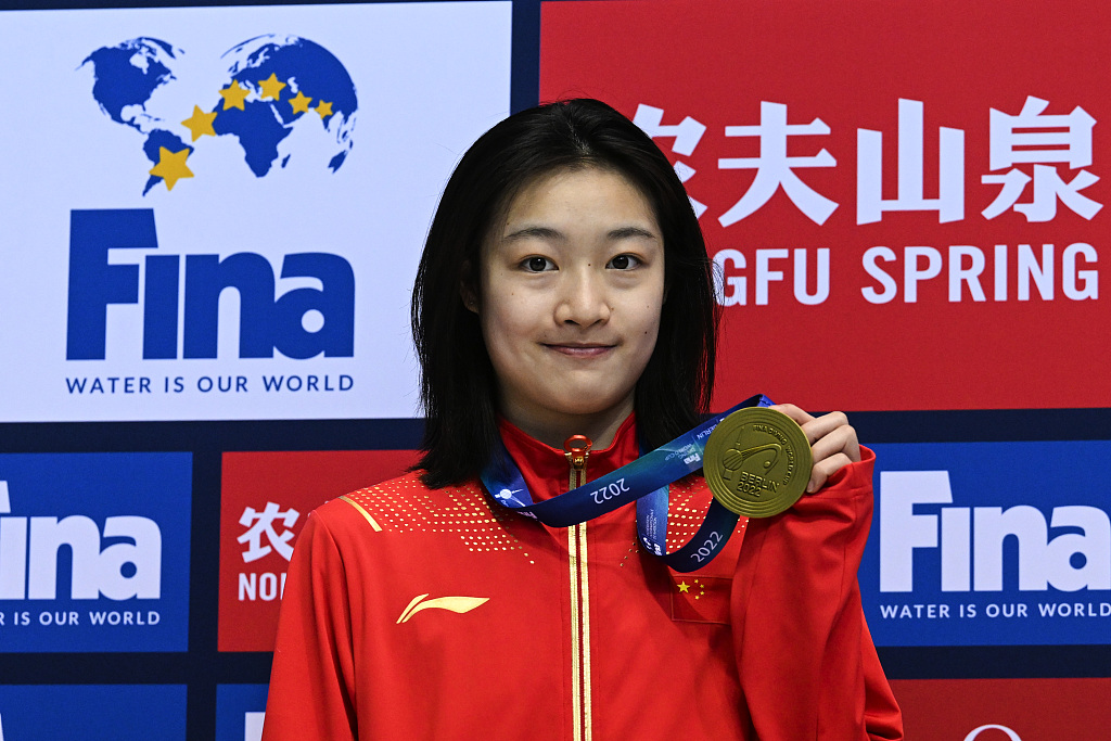 China's Chang Yani poses with the gold medal after the women's 3m springboard final at the FINA Diving World Cup in Berlin, Germany, October 23, 2022. /CFP