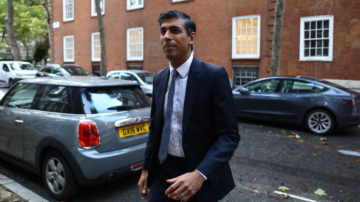 Britain's Conservative MP Rishi Sunak walks next to his campaign headquarters in London, Britain, October 24, 2022. /Reuters