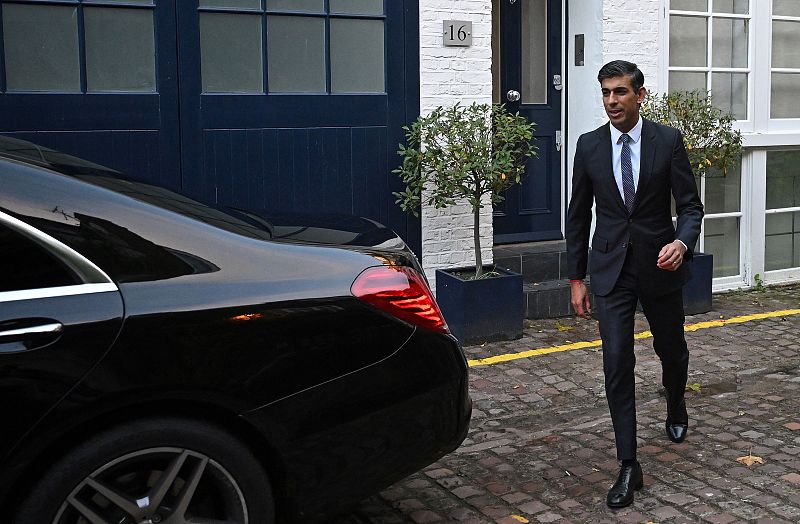 Rishi Sunak leaves his home in London, UK, October 24, 2022. /CFP