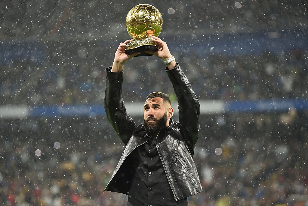 Karim Benzema of Real Madrid lifts the Ballon d'Or award before the La Liga match against Sevilla FC in Madrid, Spain, October 22, 2022. /CFP