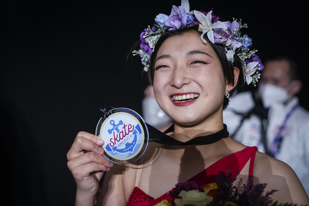 Figure skater Kaori Sakamoto of Japan poses with a gold medal at the award ceremony of the women's free program at the ISU Skate America competition in Norwood, U.S., October 23, 2022. /CFP