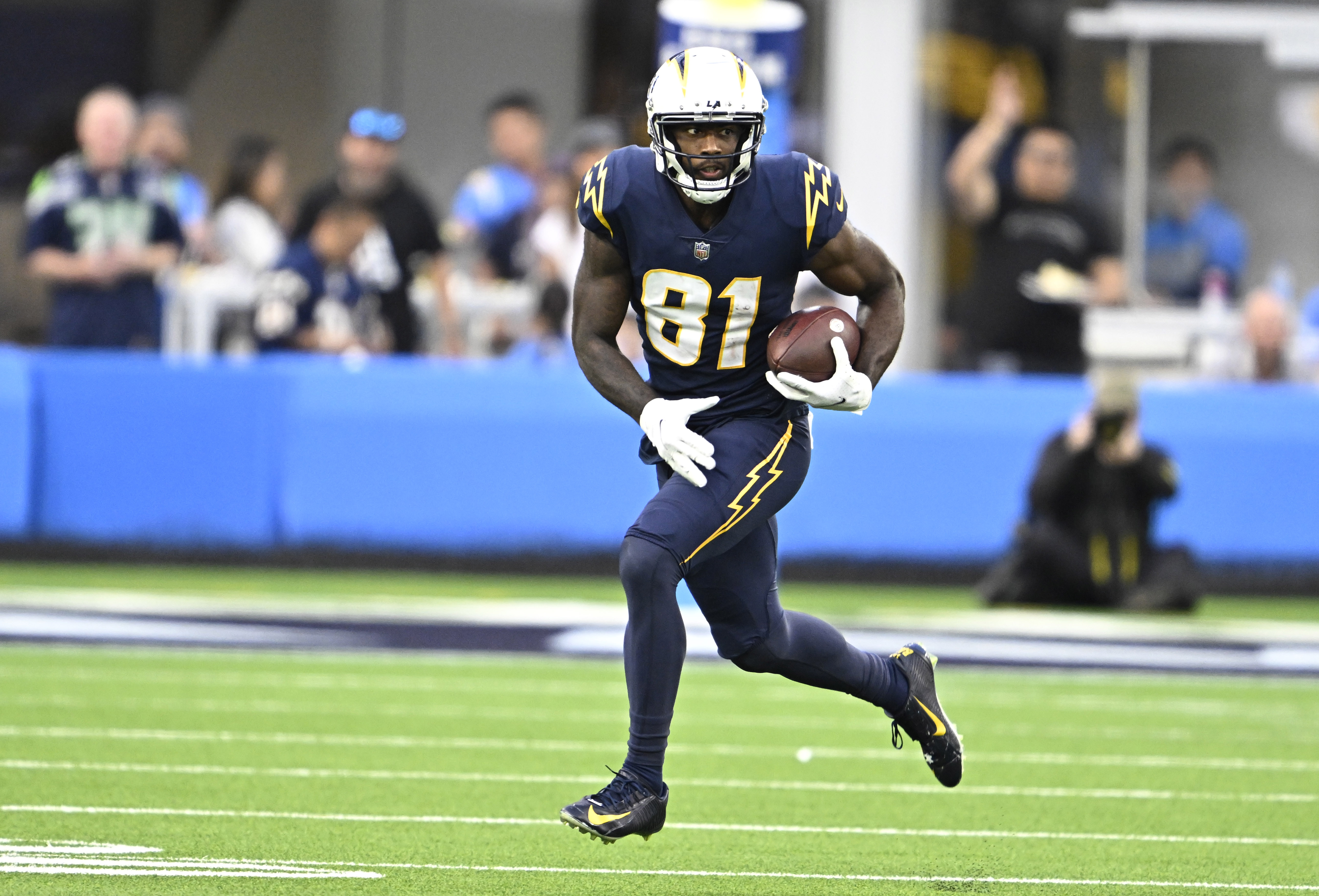 Wide Receiver Mike Williams of the Los Angeles Chargers runs with the ball in the game against the Seattle Seahawks at SoFi Stadium in Inglewood, California, October 24, 2022. /CFP