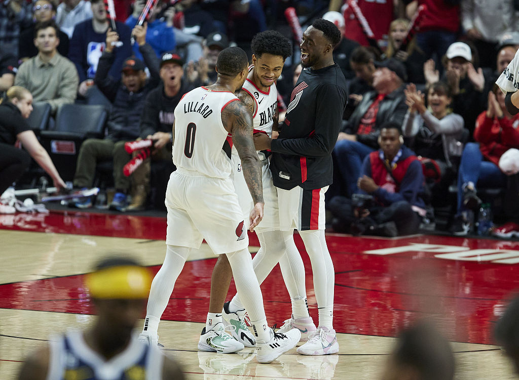 Anfernee Simons (C) of the Portland Trail Blazers celebrates with his teammates after making a shot in the game against the Denver Nuggets at Moda Center in Portland, Oregon, October 24, 2022. /CFP