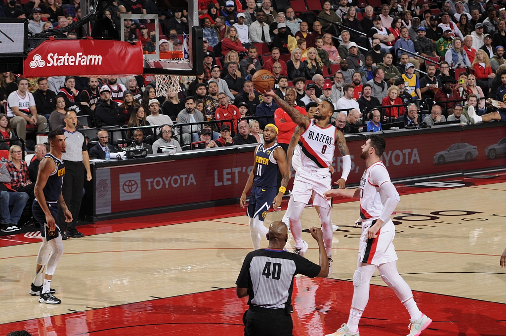 Damian Lillard (#0) of the Portland Trail Blazers drives toward the rim in the game against the Denver Nuggets at Moda Center in Portland, Oregon, October 24, 2022. /CFP