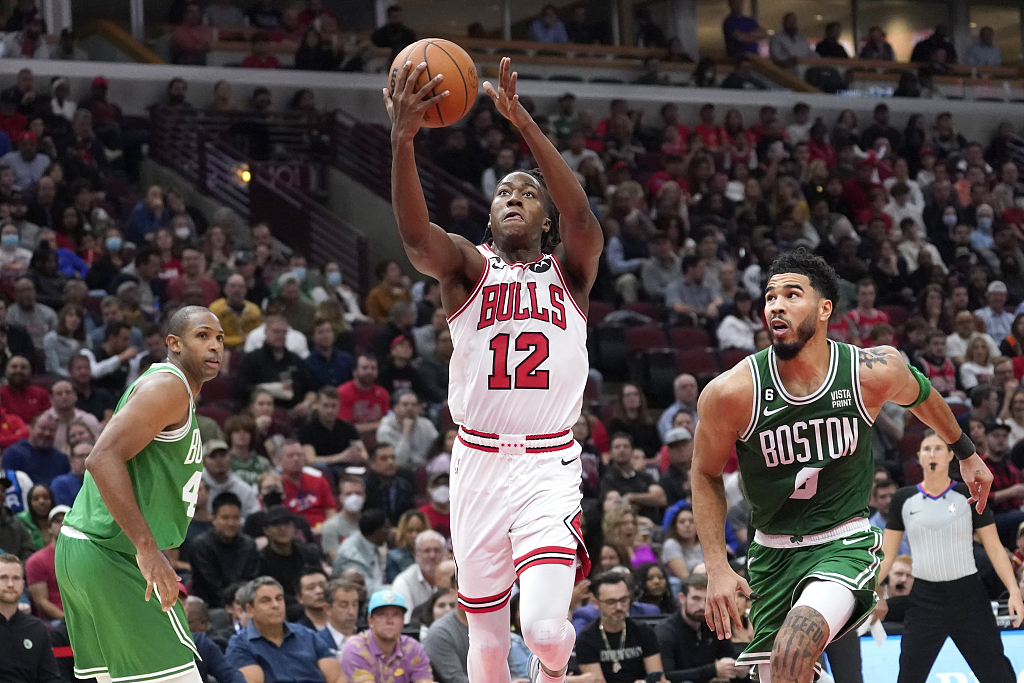 Ayo Dosunmu (#12) of the Chicago Bulls drives toward the rim in the game against the Boston Celtics at United Center in Chicago, Illinois, October 24, 2022. /CFP