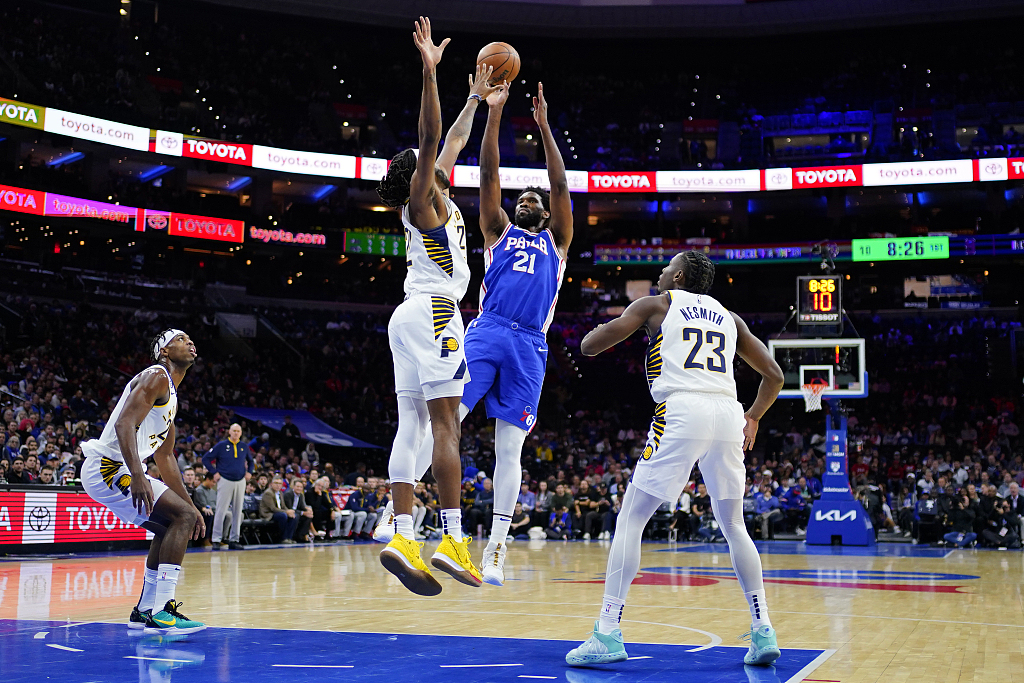 Joel Embiid (#21) of the Philadelphia 76ers shoots in the game against the Indiana Pacers at Wells Fargo Center in Philadelphia, Pennsylvania, October 24, 2022. /CFP
