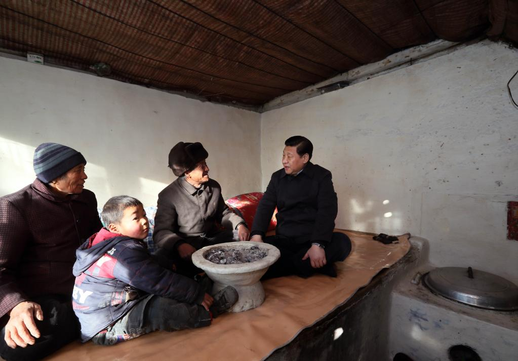 Xi Jinping visits the family of Tang Rongbin in Luotuowan Village of Longquanguan Township, Fuping County, north China's Hebei Province, December 30, 2012. /Xinhua