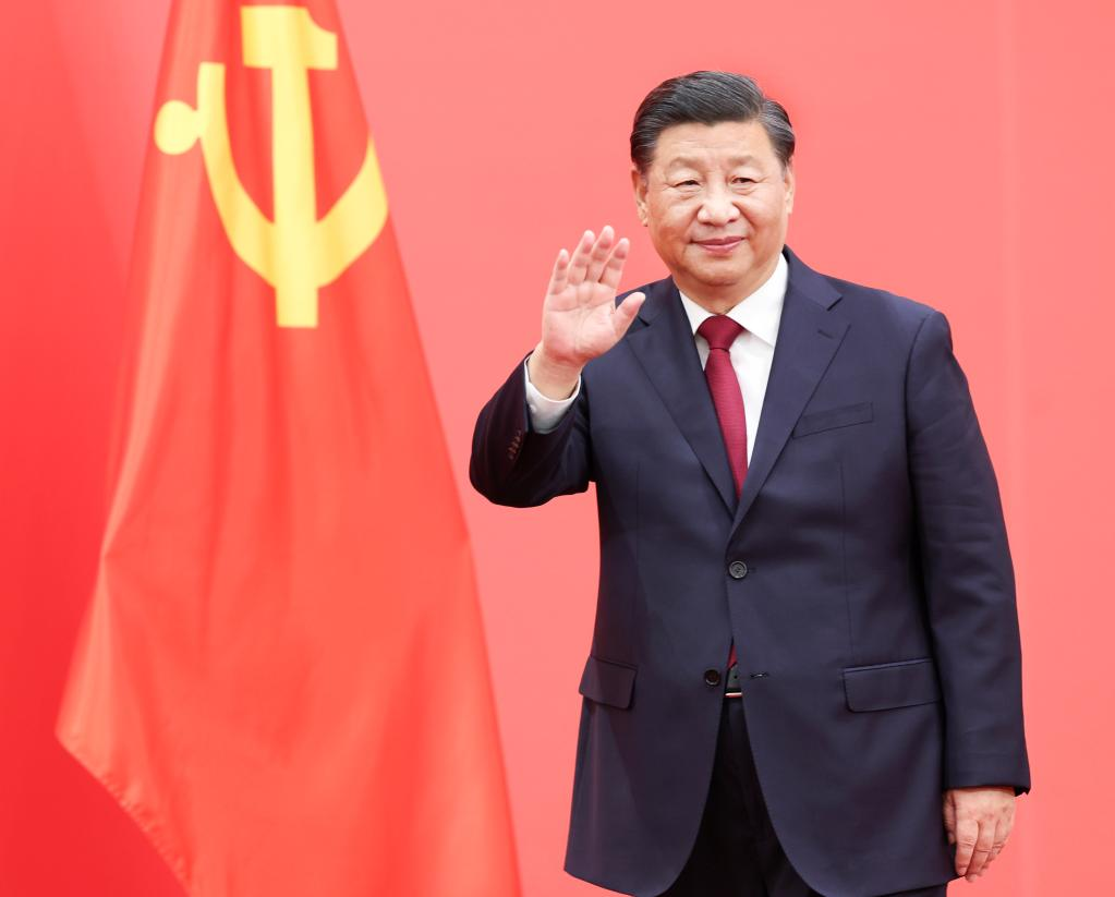 Xi Jinping, general secretary of the Communist Party of China (CPC) Central Committee, waves to journalists at the Great Hall of the People in Beijing, capital of China, October 23, 2022. /Xinhua