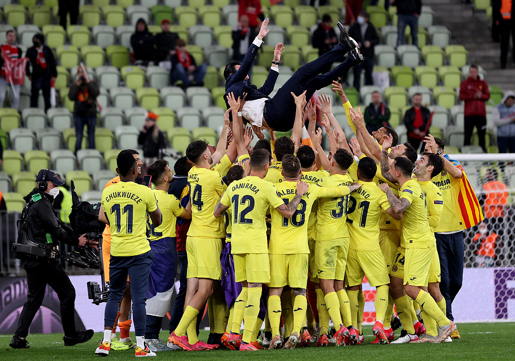 Unai Emery is thrown in the air by the players after Villarreal's victory against Manchester United in the Europa League final at Gdansk Arena in Gdansk, Poland, May 26, 2021. /CFP