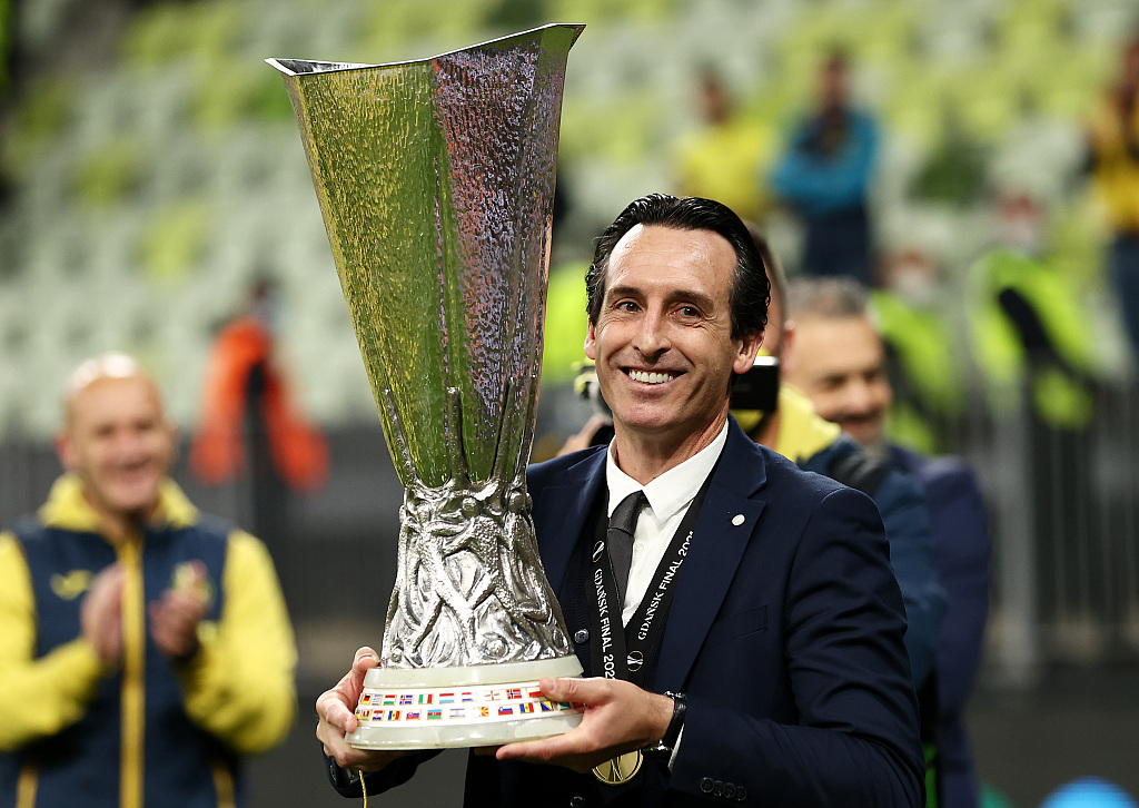 Unai Emery celebrates with the Europa League Trophy following Villarreal's victory against Manchester United at Gdansk Arena in Gdansk, Poland, May 26, 2021. /CFP