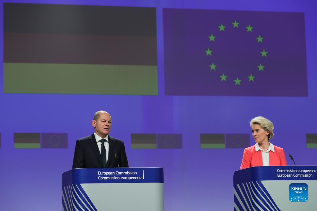 EU-Kommissionspräsidentin Ursula von der Leyen (R) und Bundeskanzler Olaf Scholz nehmen am 10. Dezember 2021 an einer Pressekonferenz in Brüssel, Belgien, teil. /Xinhua