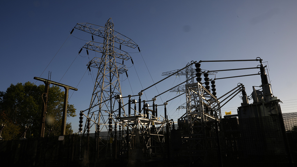 Electricity pylons and a substation in Manchester, England, October 10, 2022. /CFP