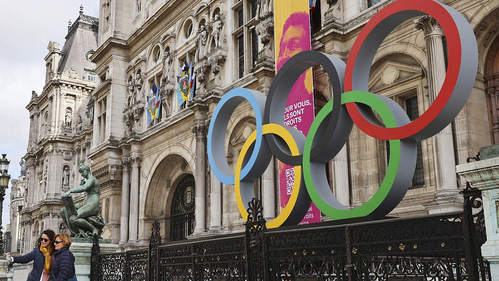 A photo shows a five-ring Olympic emblem in front of Paris City Hall in Paris, France, October 24, 2022. /CFP