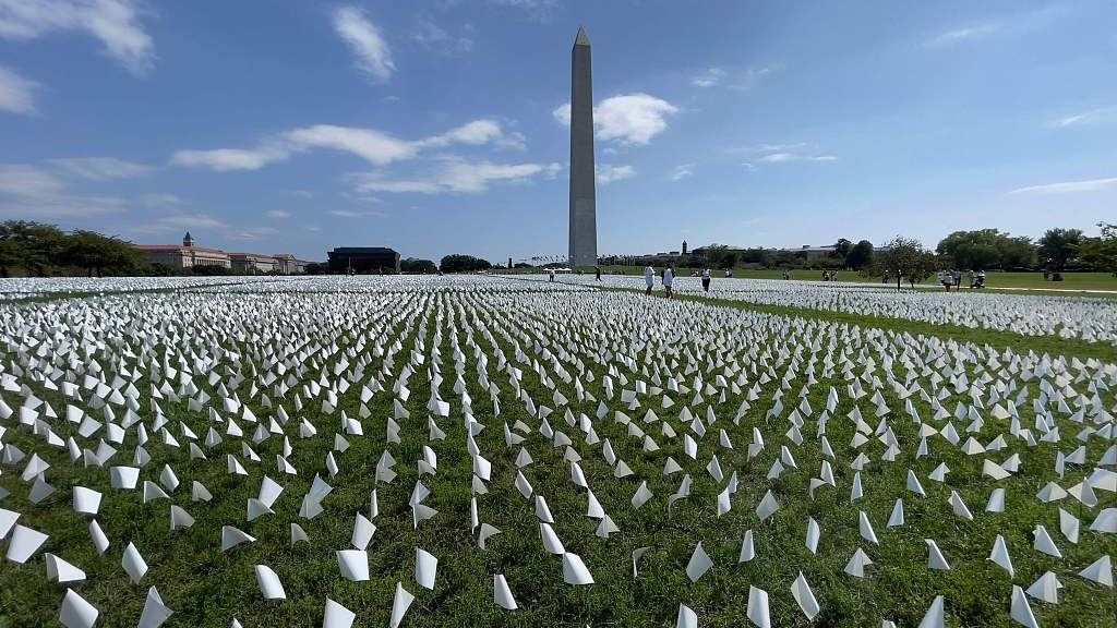 White flags symbolizing the lives lost to COVID-19 in the U.S. are seen on the National Mall near the Washington Monument in Washington, D.C., United States, September 19, 2021. /CFP