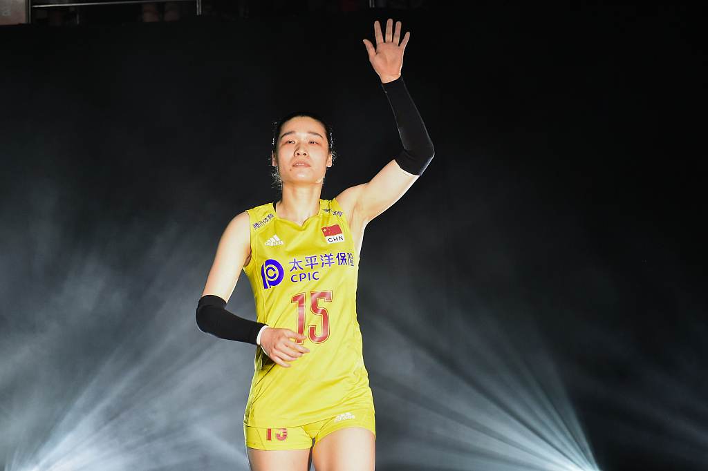 Lin waves to the crowd in the lineup part prior to the game between China and Türkiye during the Volleyball Women's Nations League Finals in Nanjing, east China's Jiangsu Province, July 3, 2019. /CFP