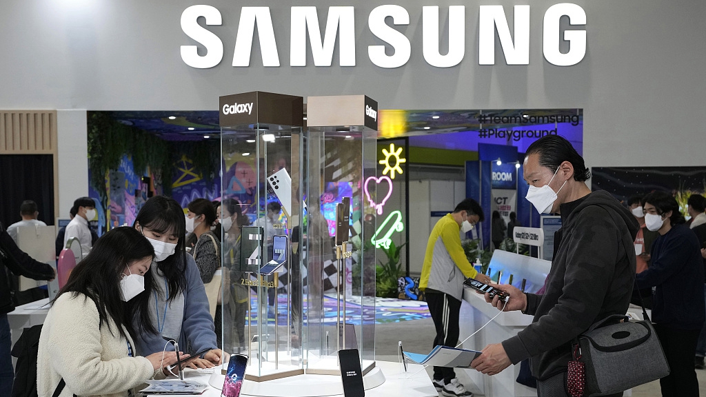 Visitors at a Samsung Electronics stand during the 2022 World IT show in Seoul, South Korea, April 20, 2022. /CFP