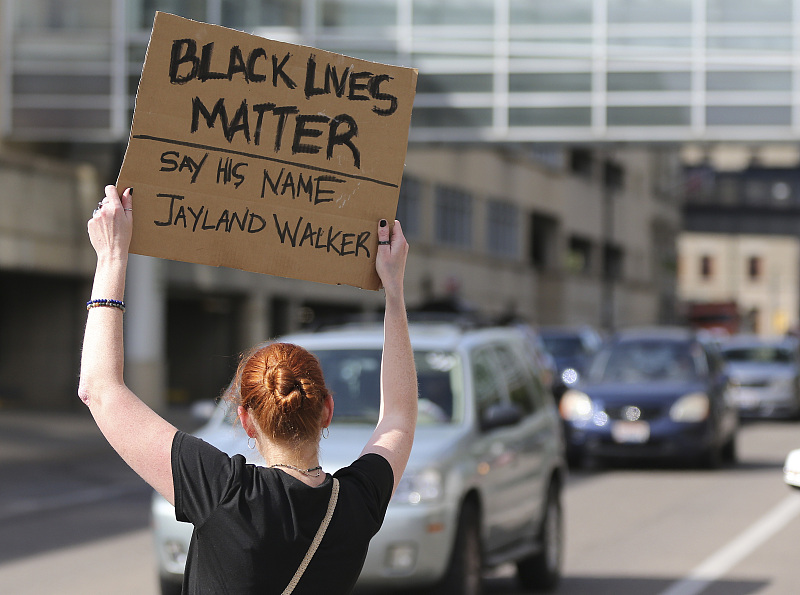 A protester stands in the street in front of the Akron City Justice Center in Akron, Ohio, July 2, 2022. /CFP