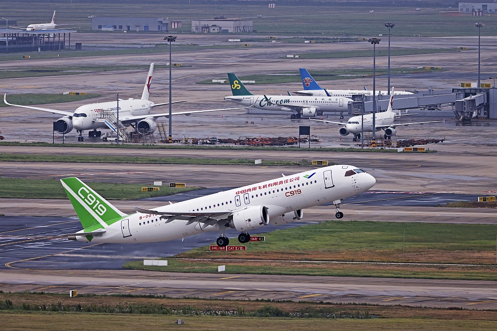 On September 13, 2022, Shanghai, the first C919 large passenger plane to be delivered takes off from Pudong Airport. After the domestic C919 large passenger aircraft completed all the airworthiness certification work in September 2022, it was awarded the type certificate issued by the Civil Aviation Administration of China. /CFP