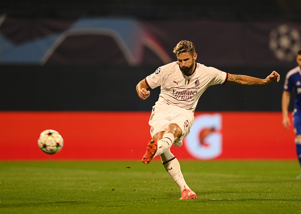 Olivier Giroud of AC Milan shoots a penalty in the UEFA Champions League game against Dinamo Zagreb at Stadion Maksimir in Zagreb, Croatia, October 25, 2022. /CFP