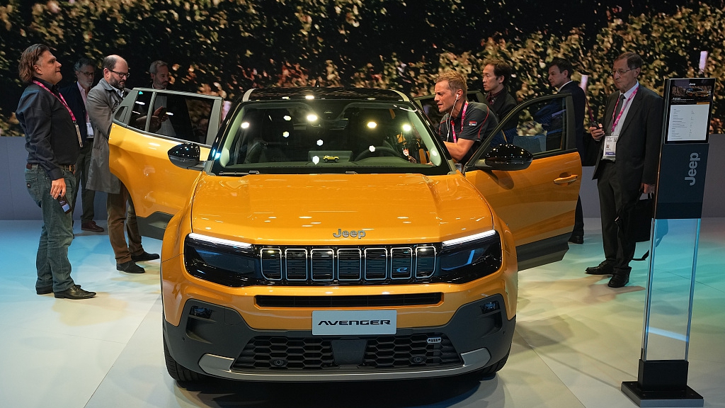 People gather around the electric-powered Jeep Avenger SUV at the Paris Car Show, Paris, France, October 17, 2022. /CFP