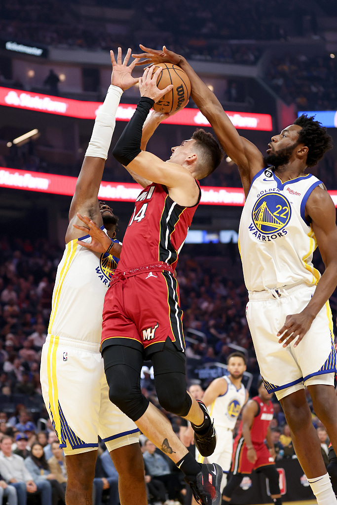 Andrew Wiggins (#22) of the Golden State Warriors denies a shot by Tyler Herro (#14) of the Miami Heat in the game at Chase Center in San Francisco, California, October 27, 2022. /CFP