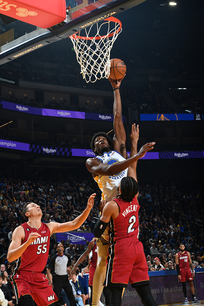 James Wiseman (C) of the Golden State Warriors shoots in the game against the Miami Heat at Chase Center in San Francisco, California, October 27, 2022. /CFP