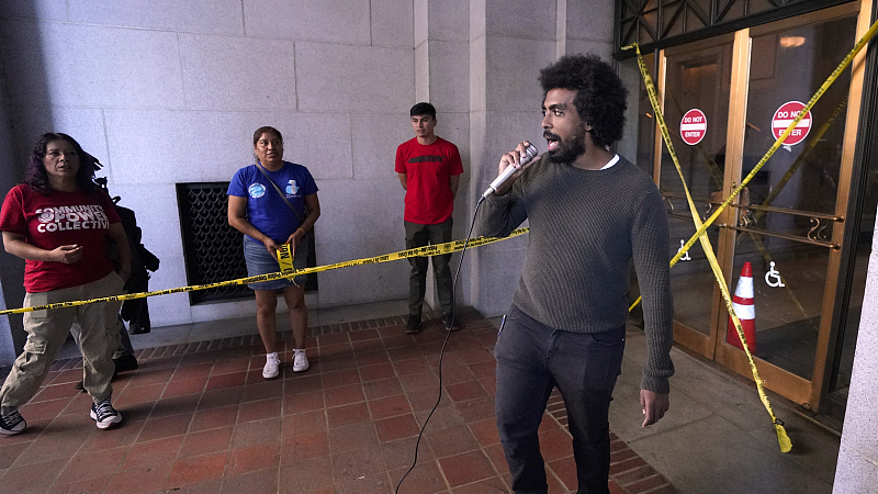 A protester asked for two of city council members resign over racist remarks in front of caution at the entrance of Los Angeles City Hall, the U.S. October 19, 2022. /CFP