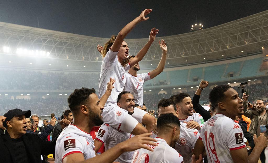 Players of Tunisia celebrate after securing qualification for the 2022 FIFA World Cup in Tunis, Tunisia, March 29, 2022. /CFP