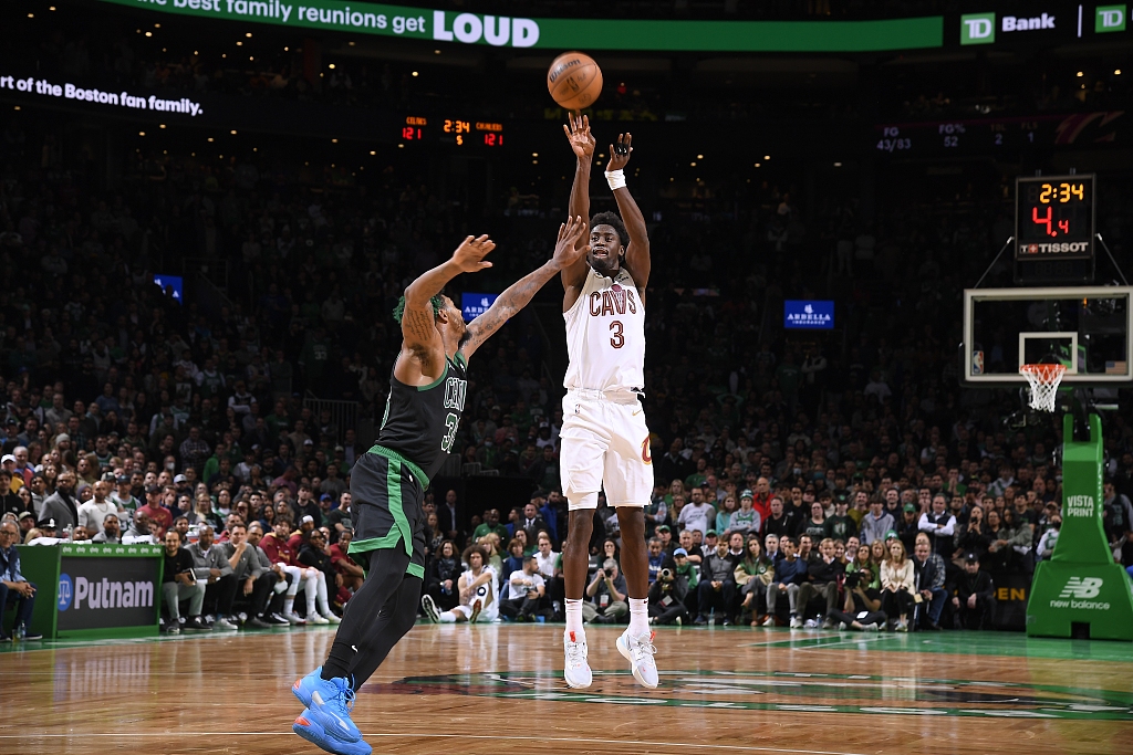Caris LeVert (#3) of the Cleveland Cavaliers shoots in the game against the Boston Celtics at TD Garden in Boston, Massachusetts, October 28, 2022. /CFP