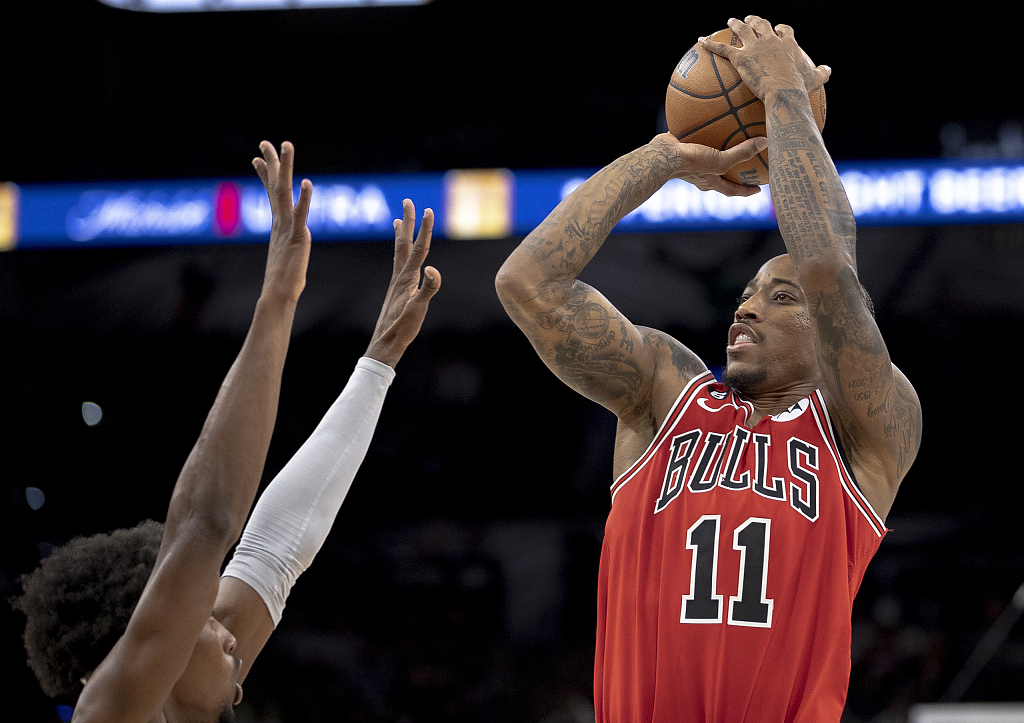 DeMar DeRozan (#11) of the Chicago Bulls shoots in the game against the San Antonio Spurs at AT&T Center in San Antonio, Texas, October 28, 2022. /CFP