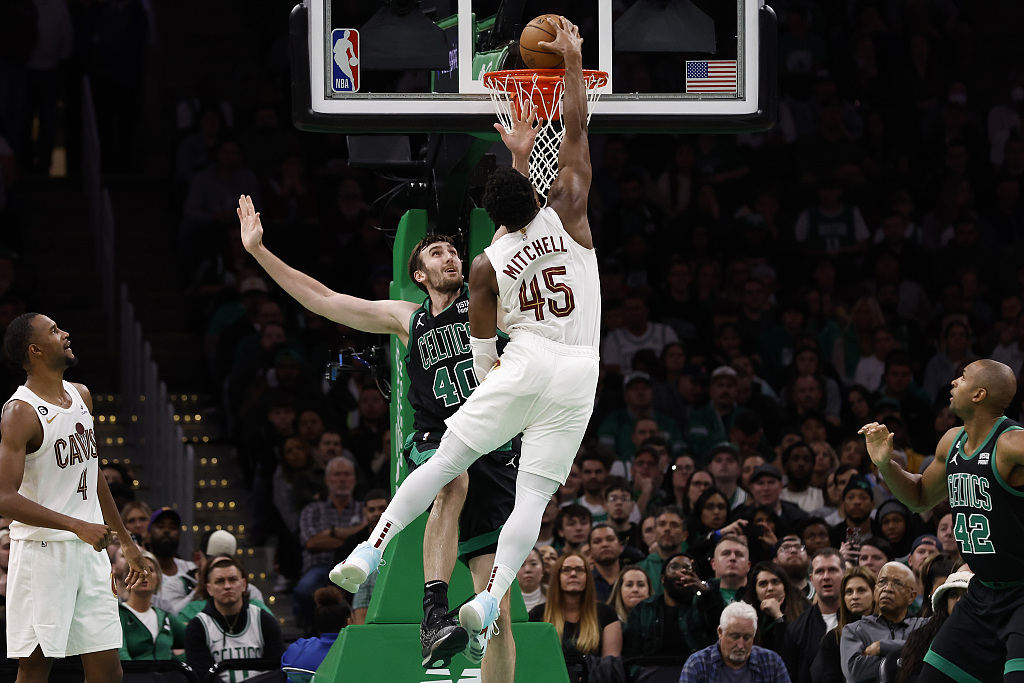 Donovan Mitchell (#45) of the Cleveland Cavaliers dunks in the game against the Boston Celtics at TD Garden in Boston, Massachusetts, October 28, 2022. /CFP