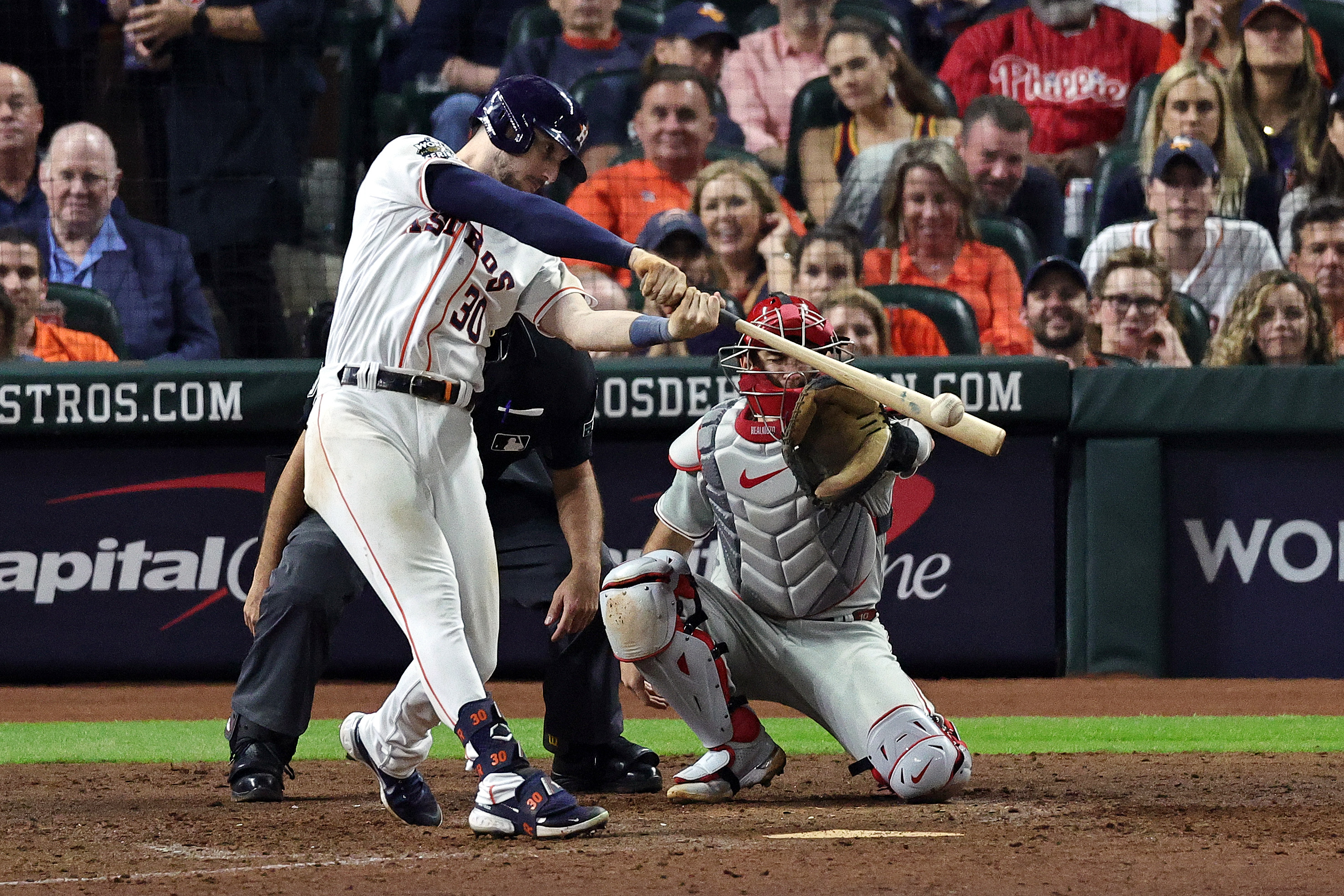 Kyle Tucker (#30) of the Houston Astros hits a single during the eighth inning in Game 1 of the MLB World Series against the Philadelphia Phillies at Minute Maid Park in Houston, Texas, October 28, 2022. /CFP