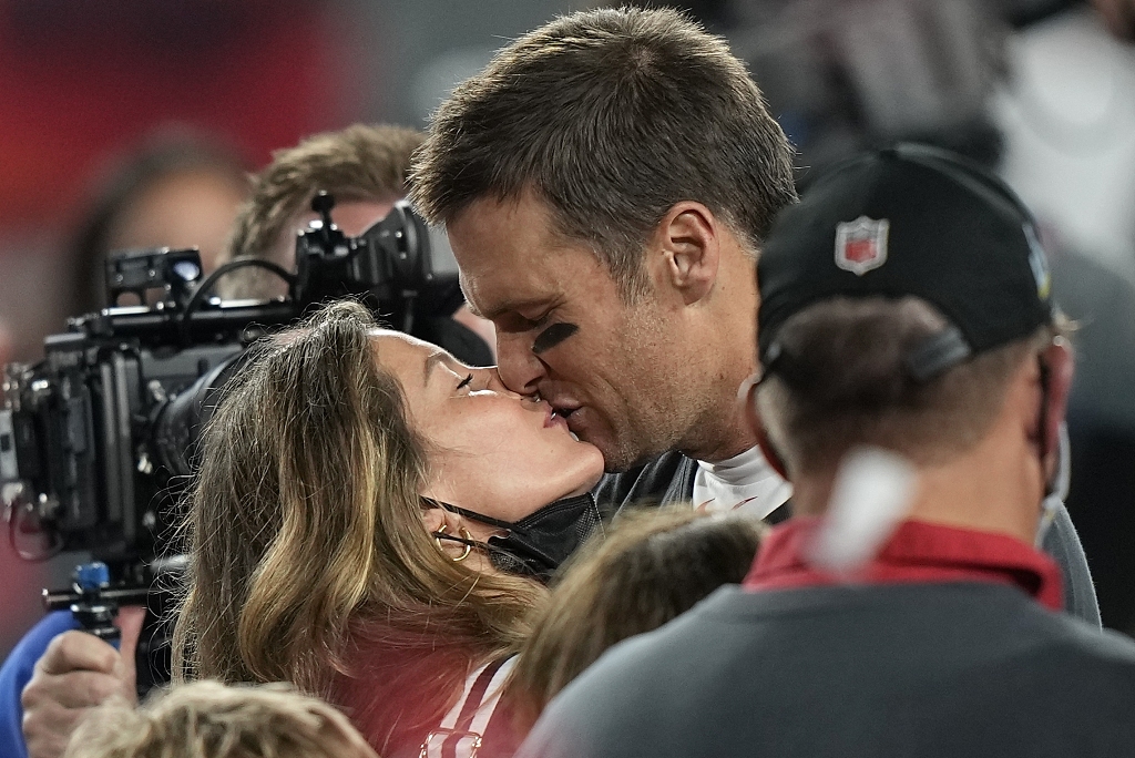 Tom Brady kisses Gisele Bundchen after his team Tampa Bay Buccaneers' 31-9 victory over the Kansas City Chiefs in the final to win the Super Bowl in Tampa, U.S., February 7, 2021. /CFP 