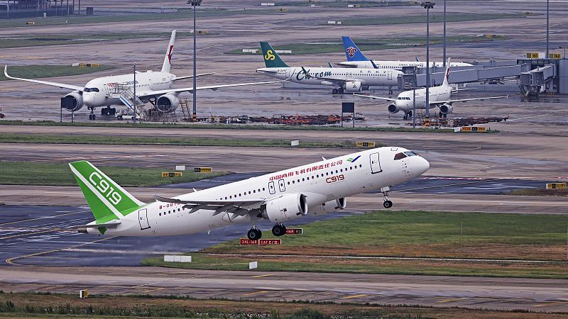 Sebuah pesawat penumpang besar C919 lepas landas dalam uji terbang dari Bandara Pudong di Shanghai, China, 13 September 2022. / CFP
