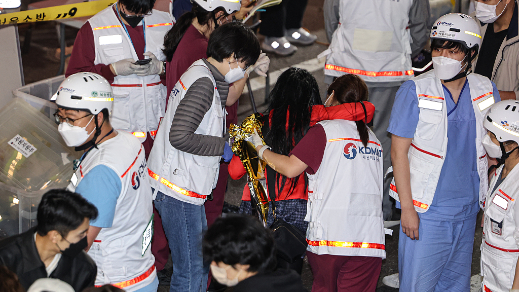Medical workers attend to victims in Seoul's Itaewon district after a deadly stampede during Halloween celebrations the previous day, October 30, 2022. /CFP