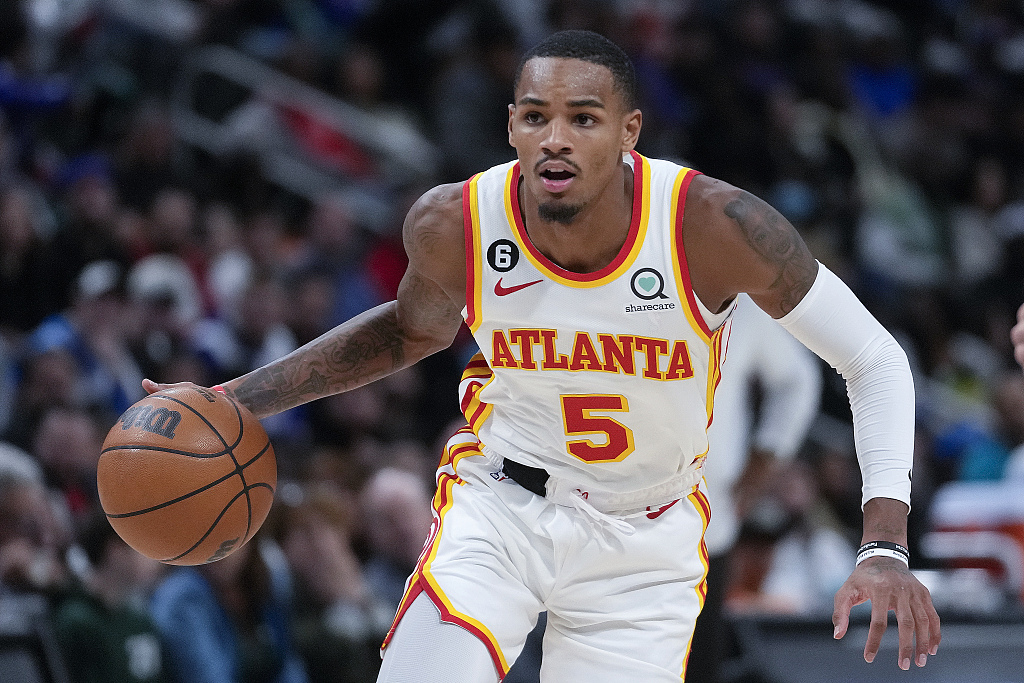 Dejounte Murray of the Atlanta Hawks dribbles in the game against the Detroit Pistons at Little Caesars Arena in Detroit, Michigan, October 28, 2022. /CFP